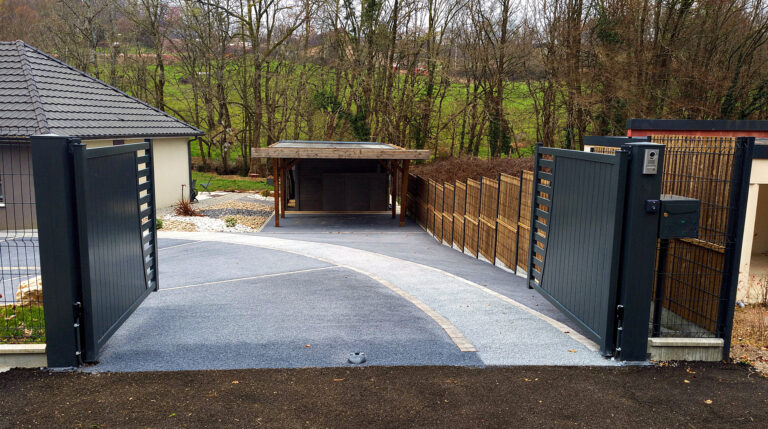 Allée, accés garage, béton drainant coloré, pavés, clôture rigide, occultants bois, carport et abri de jardin