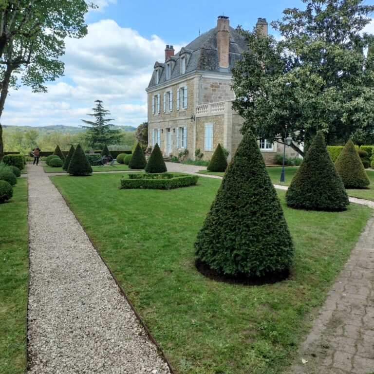 DG Paysage, paysagiste, entretien vos espaces verts en Corrèze, intervient à Brive, Malemort, Terrasson et alentours.