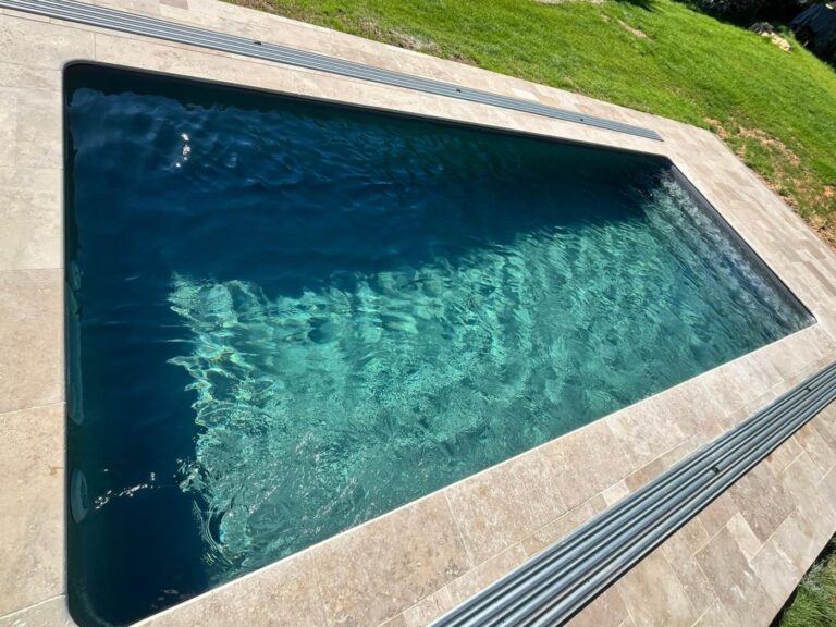 Piscine avec abri, liner gris anthracite, terrasse en travertin naturel, engazonnement