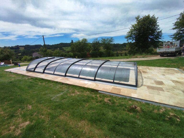 Piscine avec abri, liner gris anthracite, terrasse en travertin naturel, engazonnement