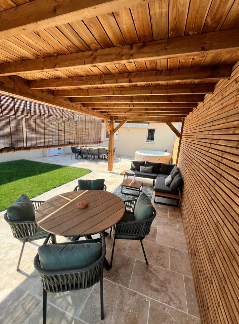 terrasse en travertin, engazonnement, bardage bois, pergola bois